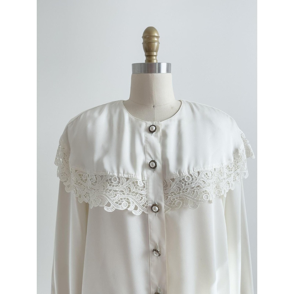 cute cottagecore blouse 80s 90s vintage white lace collar long sleeve shirt